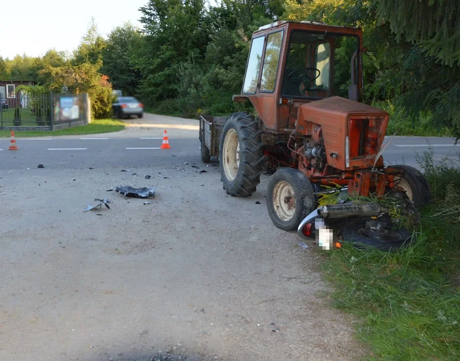 Powiat bialski: Ciągnik zderzył się z motocyklem. Jedna osoba ranna - Zdjęcie główne