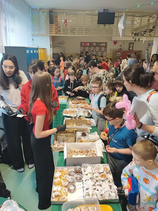 Kiermasz smakołyków w SP2 w Łukowie