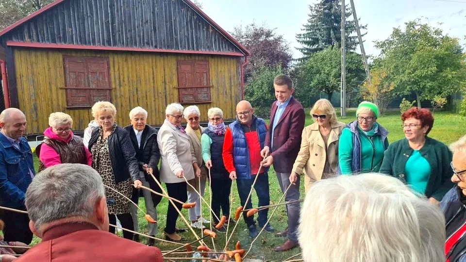 Seniorzy i samorządowcy spotkali się przy ognisku - Zdjęcie główne