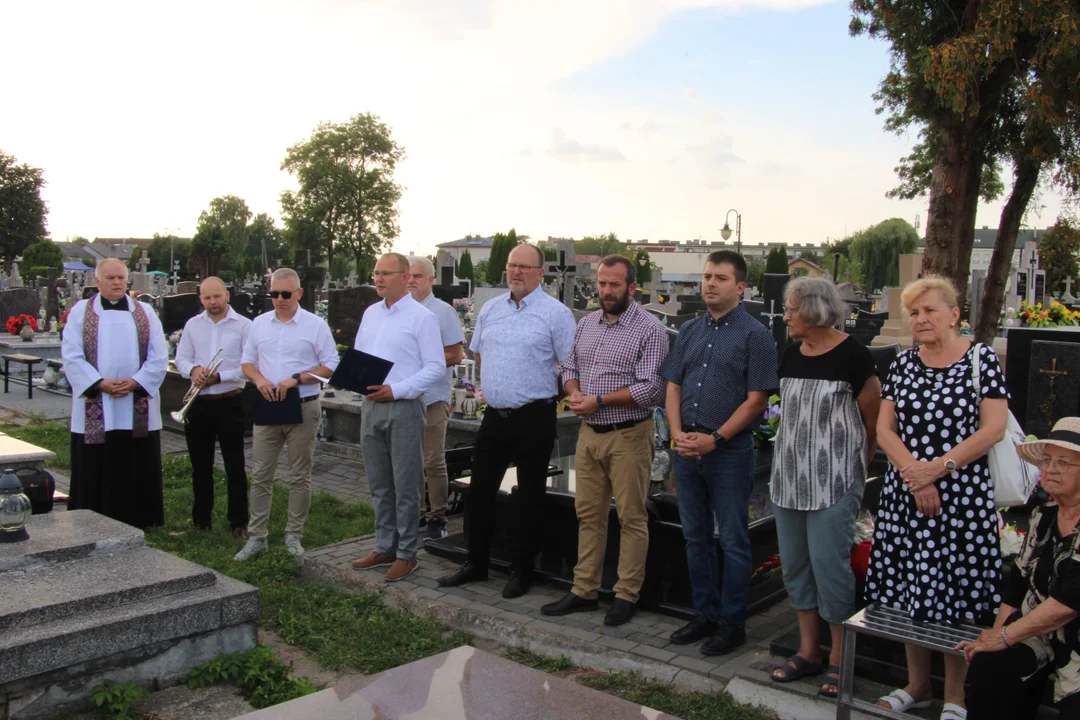 Nagrobek byłego burmistrza Łukowa Andrzeja Śledzia oficjalnie odsłonięty