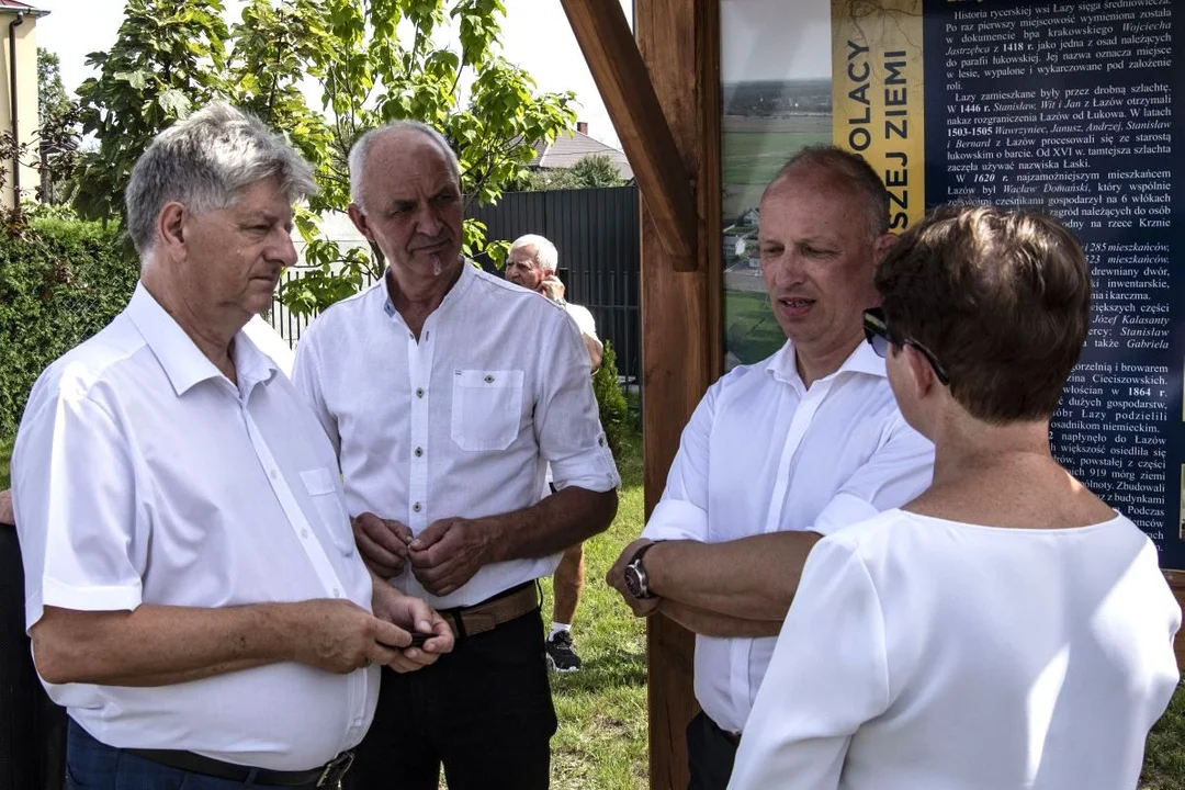 Pamiątkowe tablice ,,Wielcy Polacy z naszej ziemi” na rondzie w Łazach