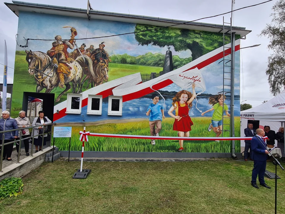 Gm. Puławy: Mural na ścianie GOK zachwyca. Czarniecki jak żywy (galeria)