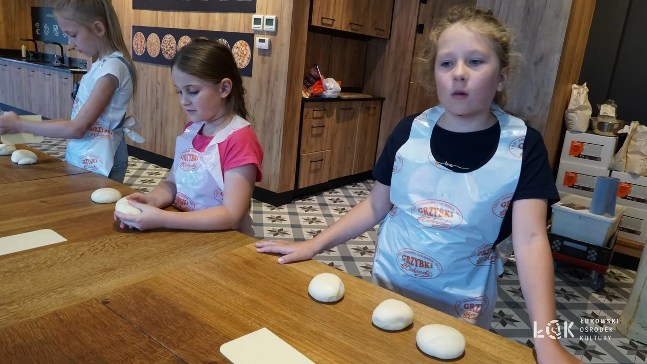 Wakacje z ŁOK. Dzieci piekły własne bułki, chałki oraz pizzę