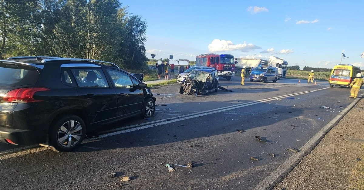 Powiat łęczyński: Microcar zderzył się z Peugotem. Kierowcy w szpitalu - Zdjęcie główne