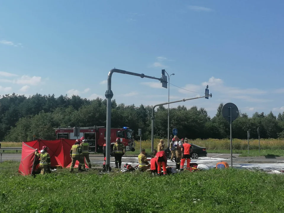 Chodel: Tragiczny wypadek na drodze. Nie żyją trzy osoby (ZDJĘCIA) - Zdjęcie główne