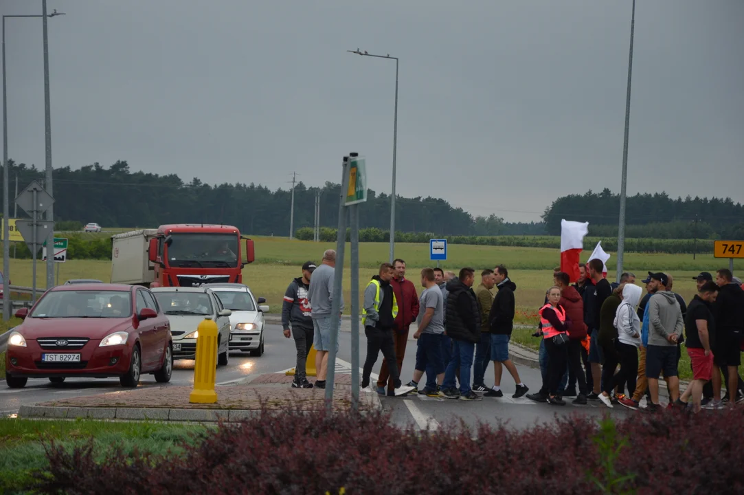 Protest producentów malin w Opolu Lubelskim. Dzień drugi