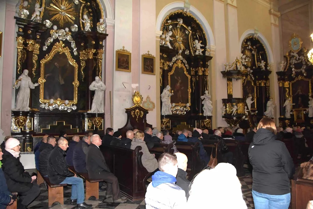 Biskup Grzegorz Suchodolski odwiedził Parafię Podwyższenia Krzyża Św. Ingres Biskupa z plebanii do kościoła i msza święta