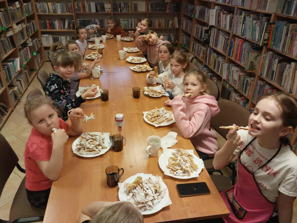 Słodkie ostatki w bibliotekach w Aleksandrowie i Dmininie. Faworki na zakończenie karnawału - Zdjęcie główne