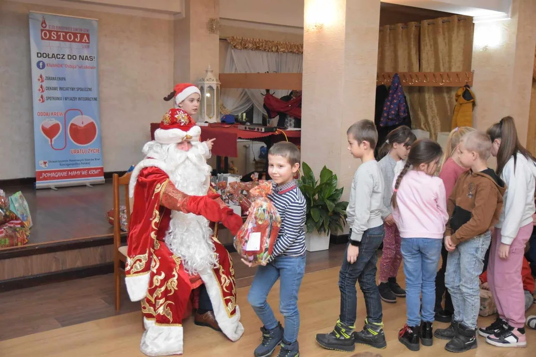 Świąteczny prezent "Dzieci dzieciom"