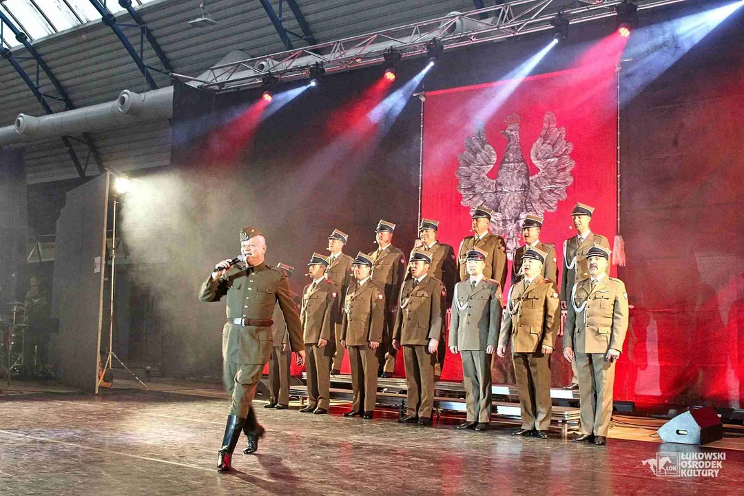 ŁUKÓW Reprezentacyjny Zespół Artystyczny Wojska Polskiego wystąpił w „Jedynce”.Pieśni i piosenki wojskowe.