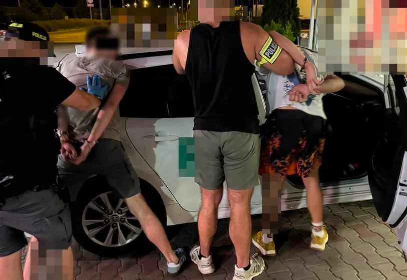 Międzyrzec Podlaski: Syn miał potrącić ciężarną, seniorka oszukana na ok. 80 tys. zł. Sprawcy zatrzymani na trasie A2