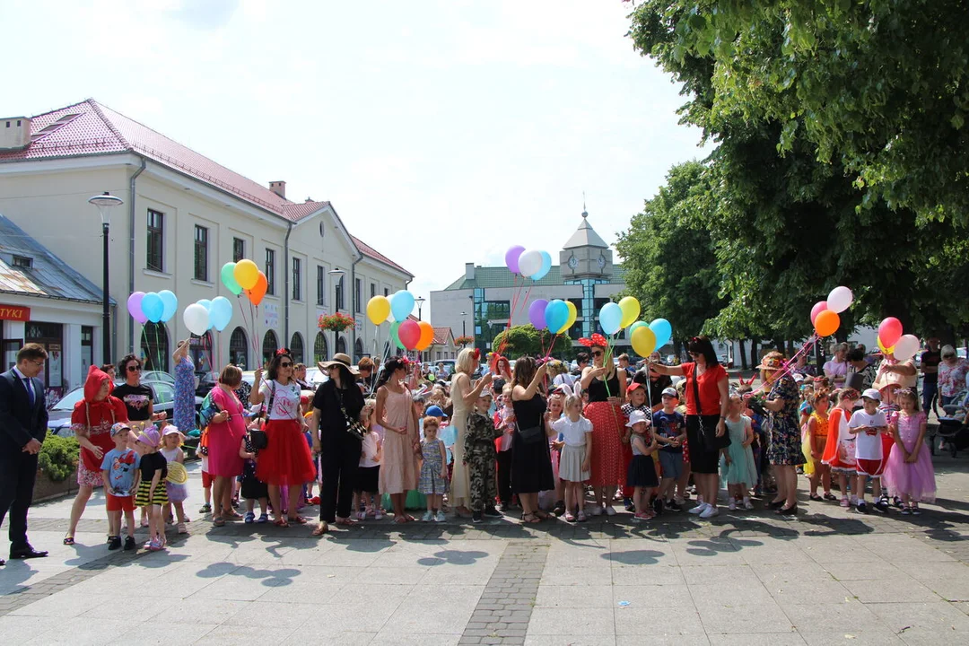 Bajkowy korowód Przedszkola nr 4 w Lubartowie (zdjęcia) - Zdjęcie główne