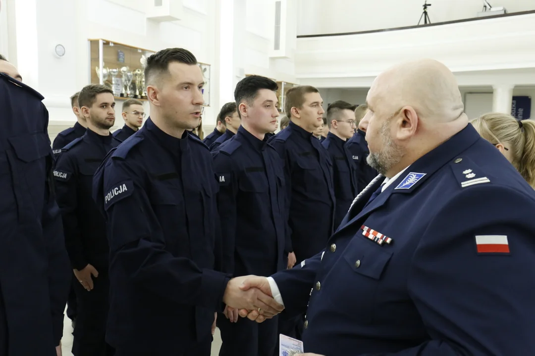 Nowi policjanci w lubelskim garnizonie. Złożyli już uroczyste ślubowanie