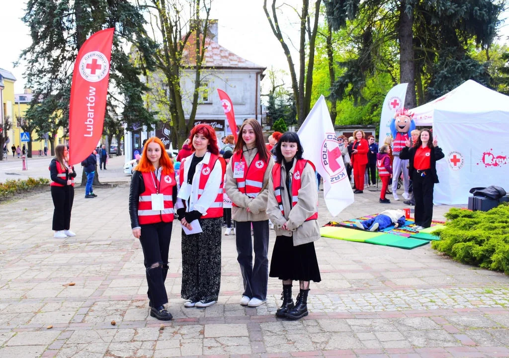 Szkolne Koło PCK z II LO w Lubartowie i Światowy Dzień Czerwonego Krzyża i Czerwonego Półksiężyca (zdjęcia) - Zdjęcie główne