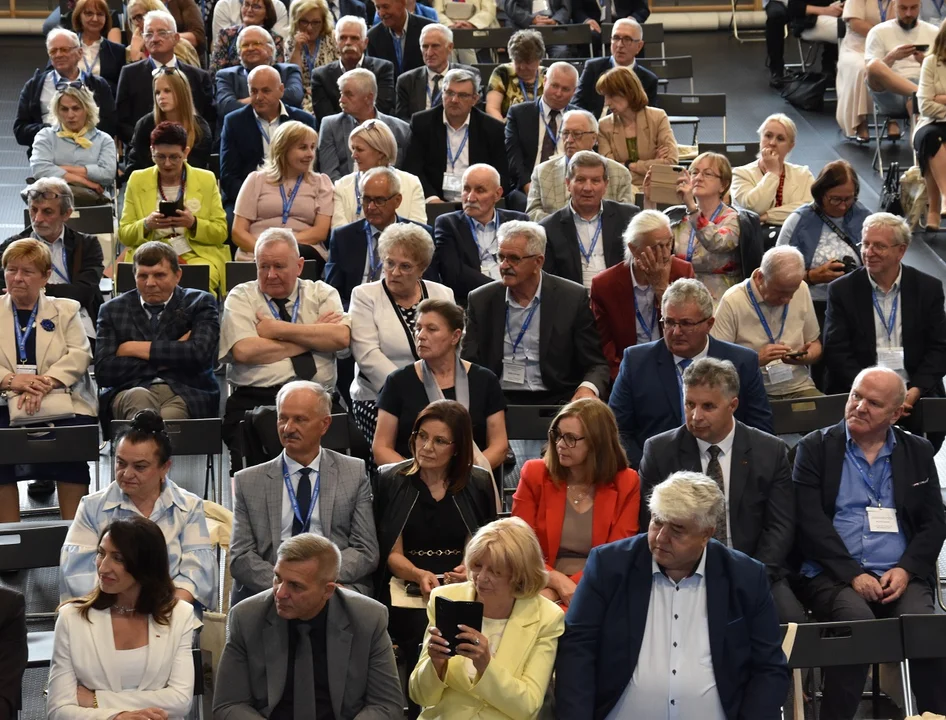 Wrócili do miejsca, które zmieniło ich życie. Setki absolwentów spotkały się w Żelechowie - Zdjęcie główne