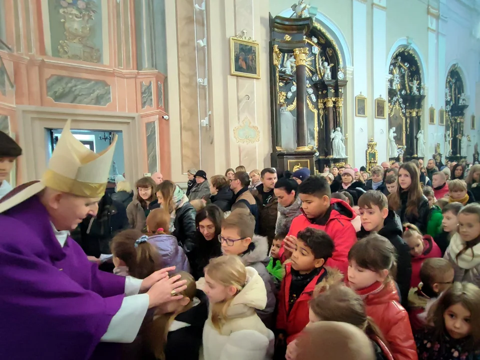 Dzieci z rodzicami modliły się podczas mszy św. z udziałem Bpa Grzegorza Suchodolskiego. Błogosławieństwo przez nałożenie rąk