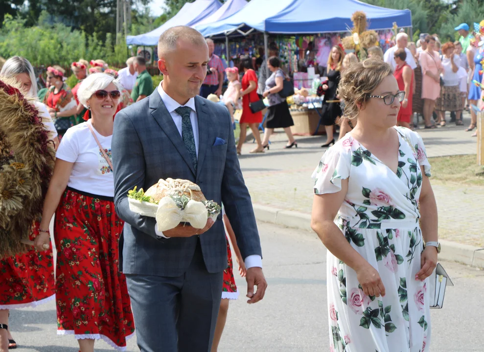 Korowód dożynkowy w Ostrówku