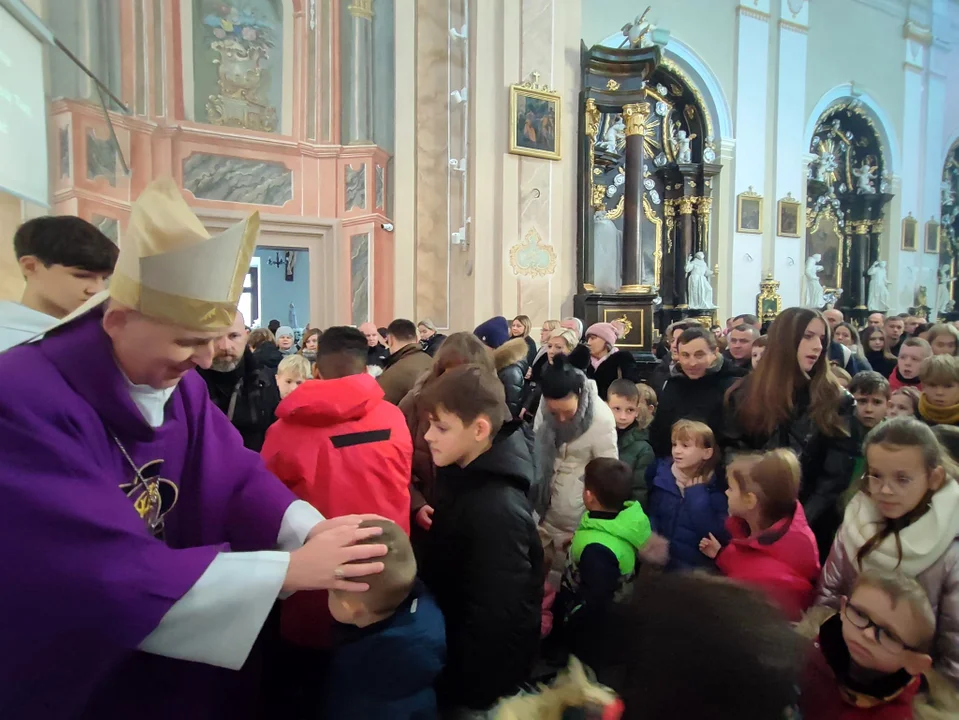 Dzieci z rodzicami modliły się podczas mszy św. z udziałem Bpa Grzegorza Suchodolskiego. Błogosławieństwo przez nałożenie rąk