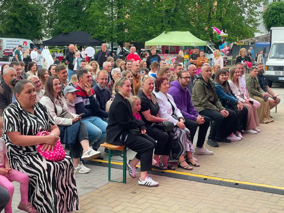 Trwa Biłgorajski Dzień Dziecka. Na scenie młodzi artyści, a na placu moc atrakcji (FOTO) - Zdjęcie główne