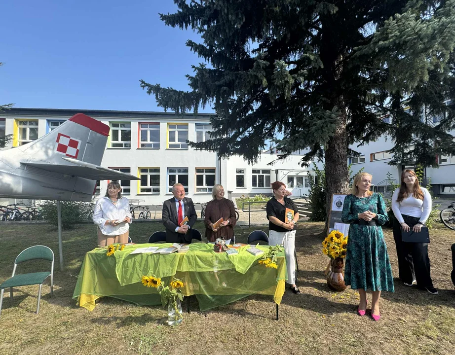 Narodowe Czytanie w Szkole Podstawowej nr 4 im. Bohaterów Lotnictwa Polskiego w Dęblinie - Zdjęcie główne