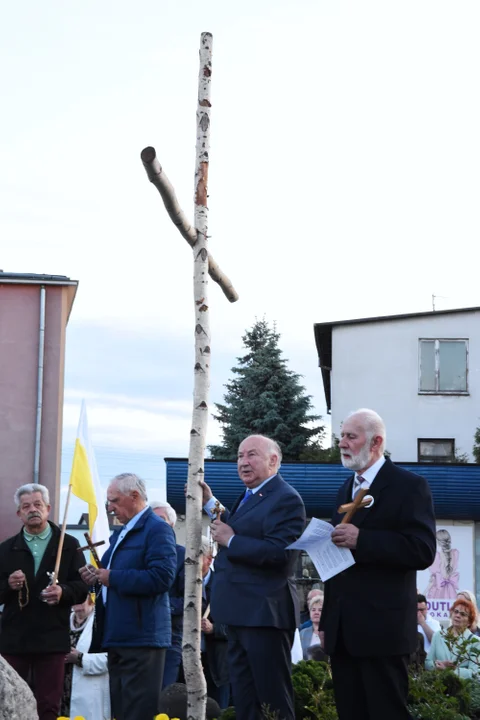 Uroczysta modlitwa w Łukowie. Wspólne spotkanie parafian przy pomniku św. Jana Pawła II [ZDJĘCIA] - Zdjęcie główne