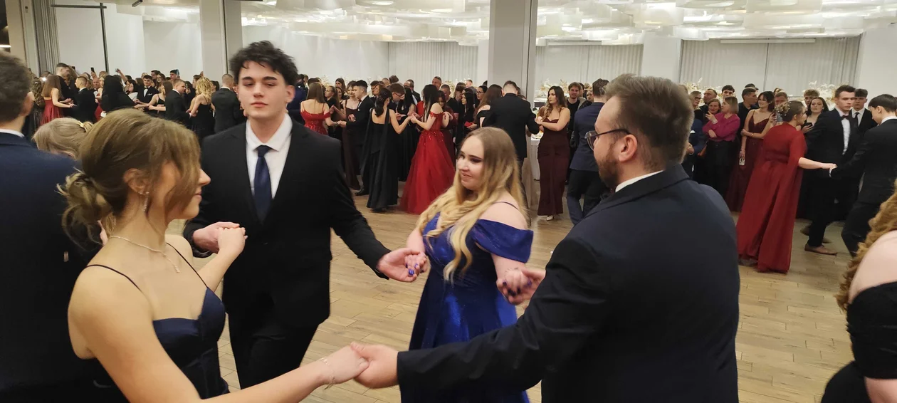 Studniówka VI Liceum Ogólnokształcącego w Lublinie. Tak bawią się maturzyści