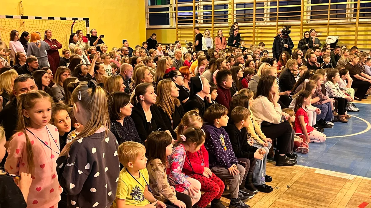 „Piątka” otwiera drzwi. Rodzice i dzieci sprawdzają, co oferuje szkoła (foto) - Zdjęcie główne
