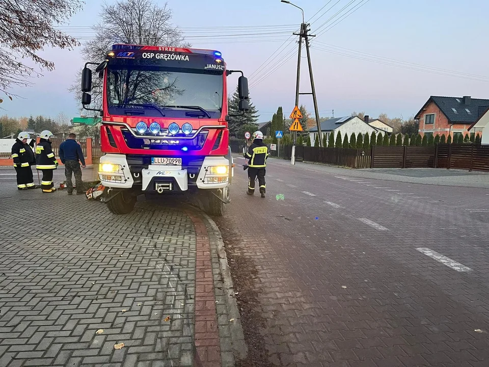 Betonowy słup na drodze. Szybka interwencja strażaków z Gręzówki i droga udrożniona - Zdjęcie główne