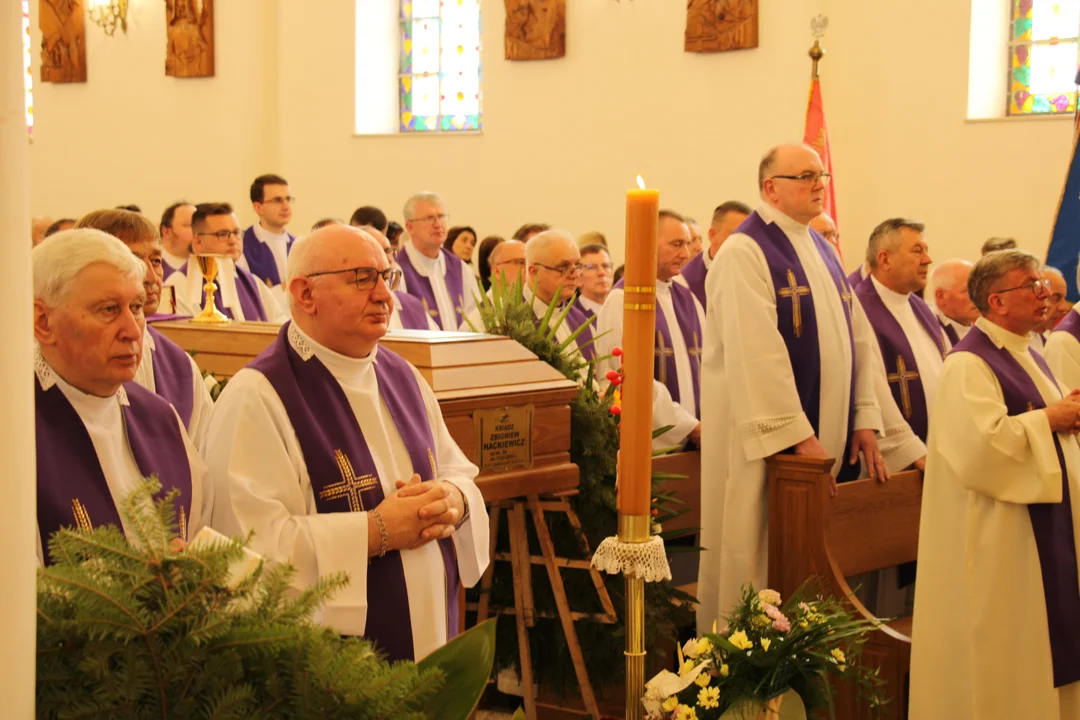 Pogrzeb Ks. Zbigniew Hackiewicz. Proboszcza parafii w Jedlance pożegnała setka duchownych