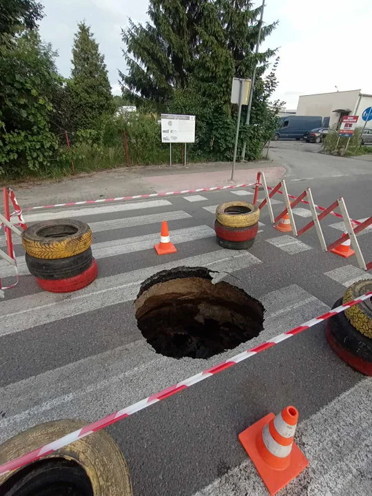 Poniatowa: Zapadlisko na ulicy Przemysłowej (ZDJĘCIA) - Zdjęcie główne