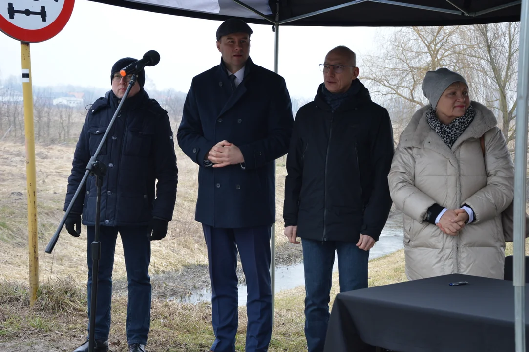 Podpisanie umowy na przebudowędróg gminnych w Opolu Lubelskim