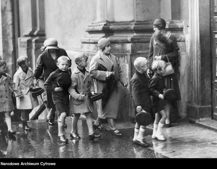 Tak nasi rodzice i dziadkowie maszerowali 1 września na rozpoczęcie roku szkolnego. Archiwalne zdjęcia - Zdjęcie główne