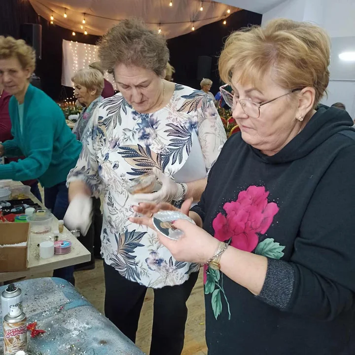 Seniorzy z gminy Trzebieszów zrobili świąteczne stroiki