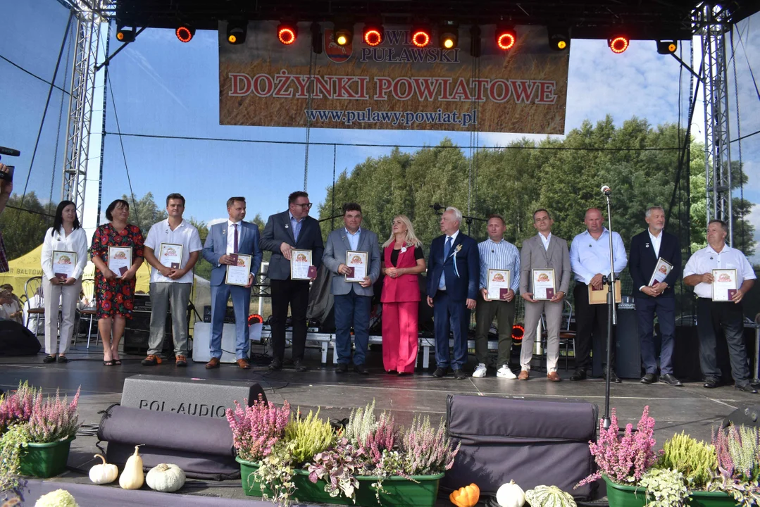 Wieńce KGW w Bronowicach i KGW z Kurowa zwyciężyły na powiatowych dożynkach w Kurowie (zdjęcia) - Zdjęcie główne