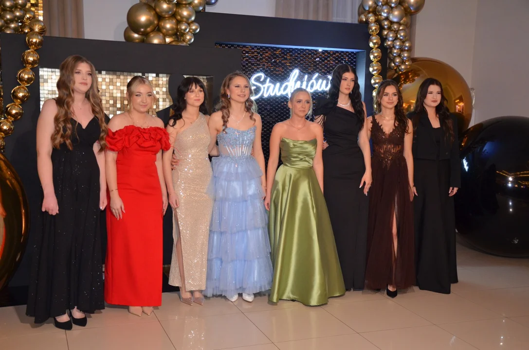 Studniówka ZSP Radzyń Podlaski. Bal, walc i polonez na 100 dni przed maturą (ZDJĘCIA) - Zdjęcie główne