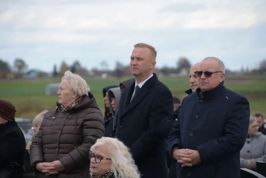 Światło Pamięci. Galeria z Obchodów Dnia Wszystkich Świętych na Cmentarzu w Adamowie - Zdjęcie główne