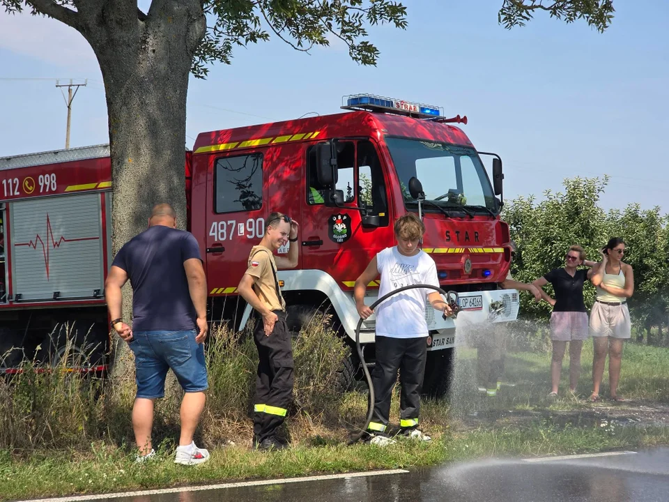 Strażacy z OSP Głodno i Łaziska ochłodzili pielgrzymów. Kurtyna wodna przyniosła ulgę w czasie upału (foto) - Zdjęcie główne