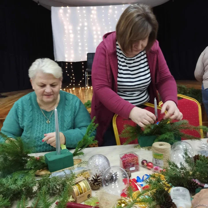 Seniorzy z gminy Trzebieszów zrobili świąteczne stroiki