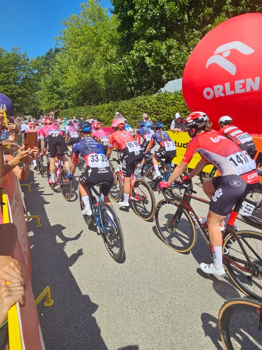 Nałęczów w centrum sportowych wydarzeń – finałowy etap Tour de Pologne Women wyruszył z Parku Zdrojowego
