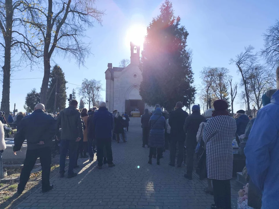 Opole Lubelskie: Tłumy na mszy na cmentarzu (ZDJĘCIA) - Zdjęcie główne