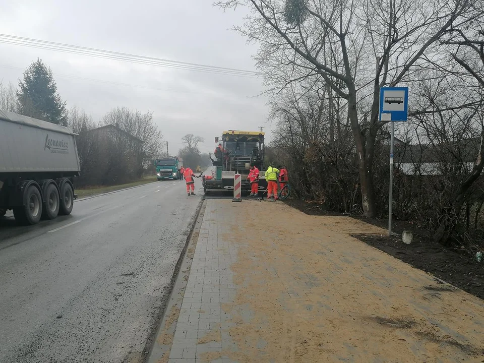 Przy drodze wojewódzkiej 824 w miejscowości Elżbieta trwa budowa chodnika