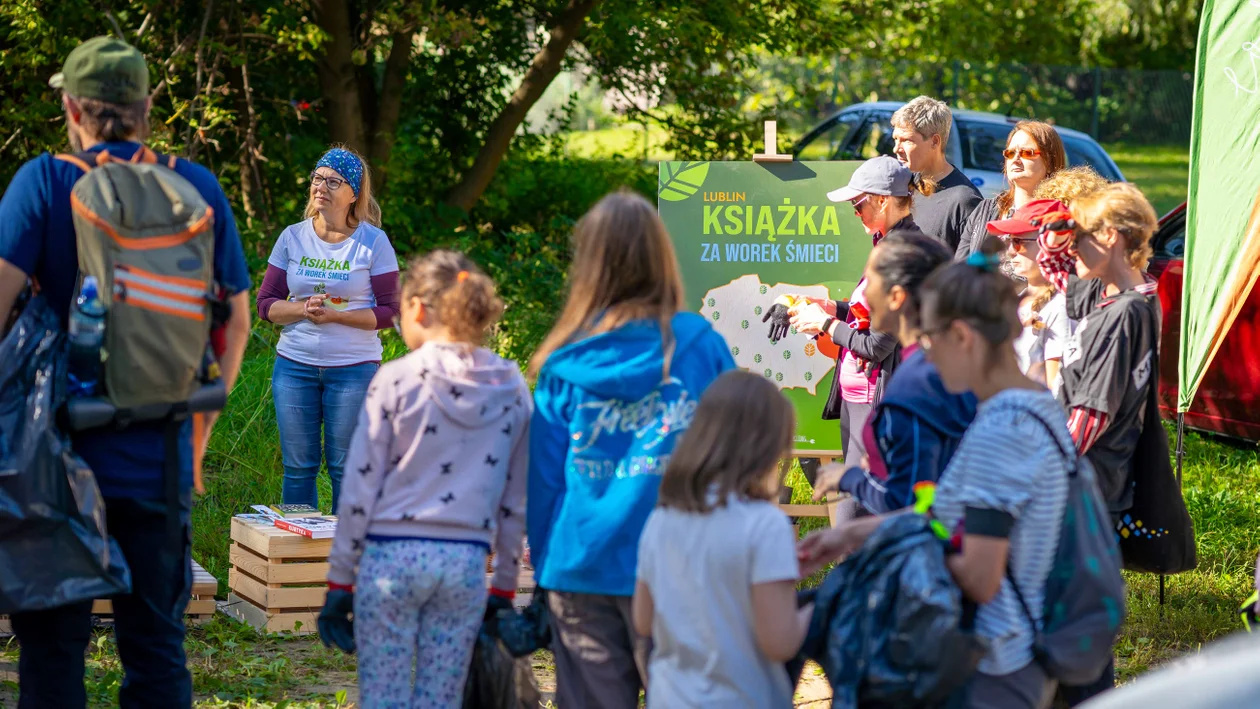 Lublin: Posprzątali w zamian za książki. Ponad 40 osób wzięło udział w akcji "Książka za worek śmieci"