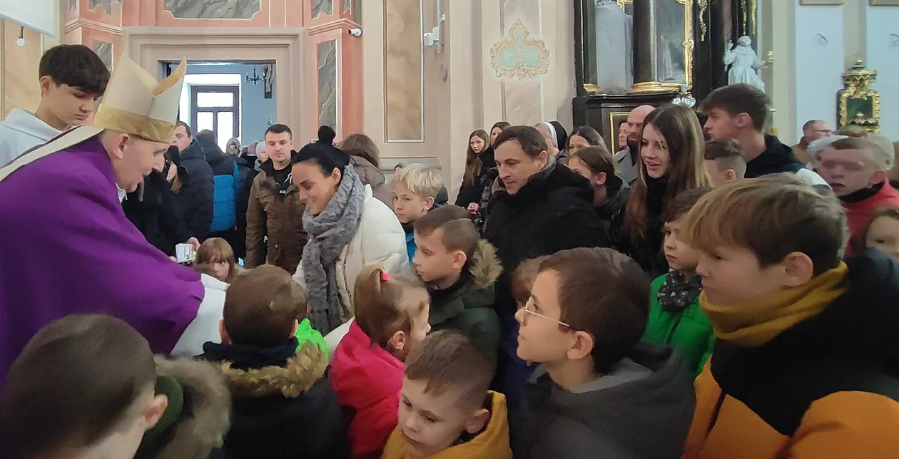 Dzieci z rodzicami modliły się podczas mszy św. z udziałem Bpa Grzegorza Suchodolskiego. Błogosławieństwo przez nałożenie rąk