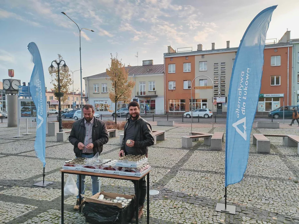 Biało-czerwone znicze dla przechodniów. Alternatywa dla Łukowa w akcji