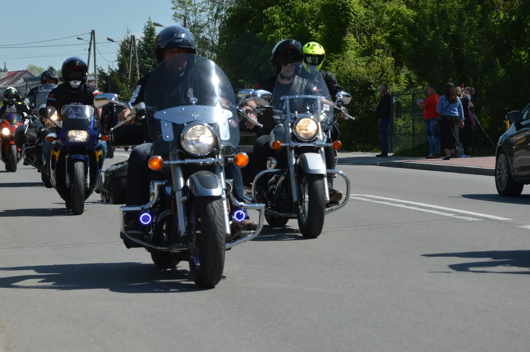 Chodel: Ścigacze i zabytki. 500 motocykli na paradzie motocyklowej (ZDJĘCIA) - Zdjęcie główne