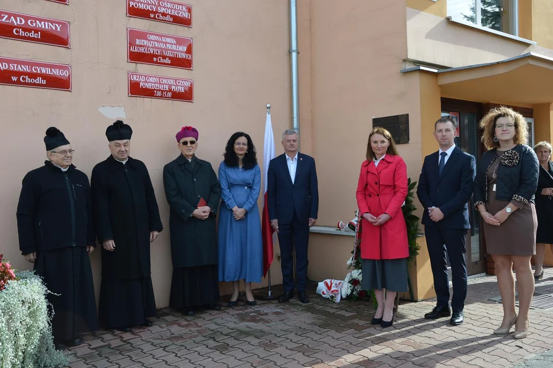 Uroczystość odłonięcta tabicy pamiątkowej poświęconej chodelskim Żydom zamrodowanym podczas akcji „Reinhardt”