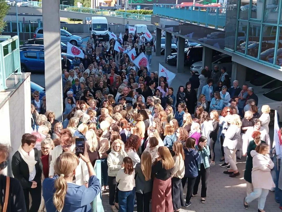 Strajkowy poranek w lubelskim ZUS-ie. Ponad 600 pracowników odeszło od stanowisk - Zdjęcie główne