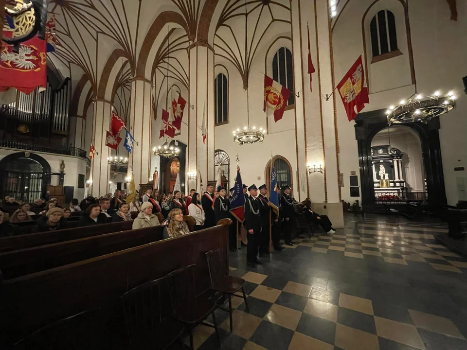 Strażacy , uczniowie i seniorzy oddali hołd Sienkiewiczowi przy jego grobie