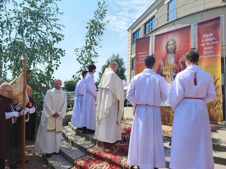 Procesja Bożego Ciała w parafii Podwyższenia Krzyża Świętego w Łukowie