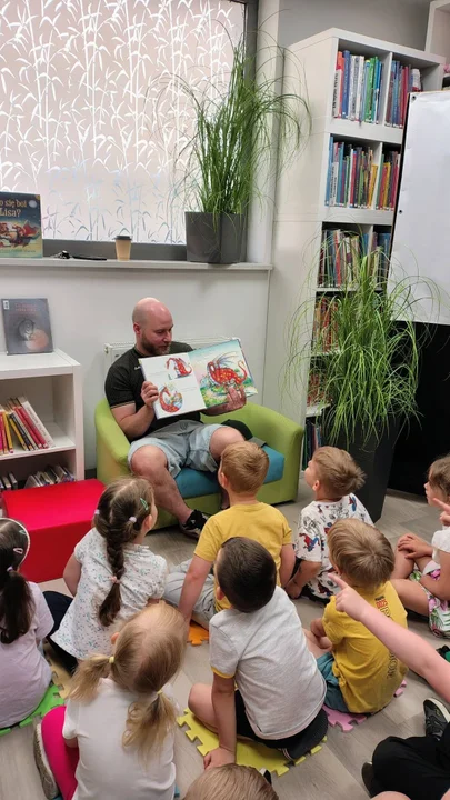 Tatusiowie zamienili się w lektorów. Wyjątkowa akcja w bibliotece w Pilawie
